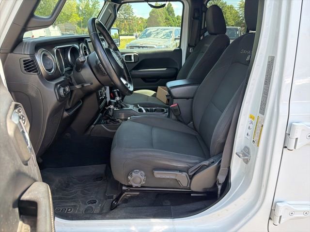 Used 2018 Jeep Wrangler Unlimited Sahara w/ Dual Top Group AWD/4WD image 16