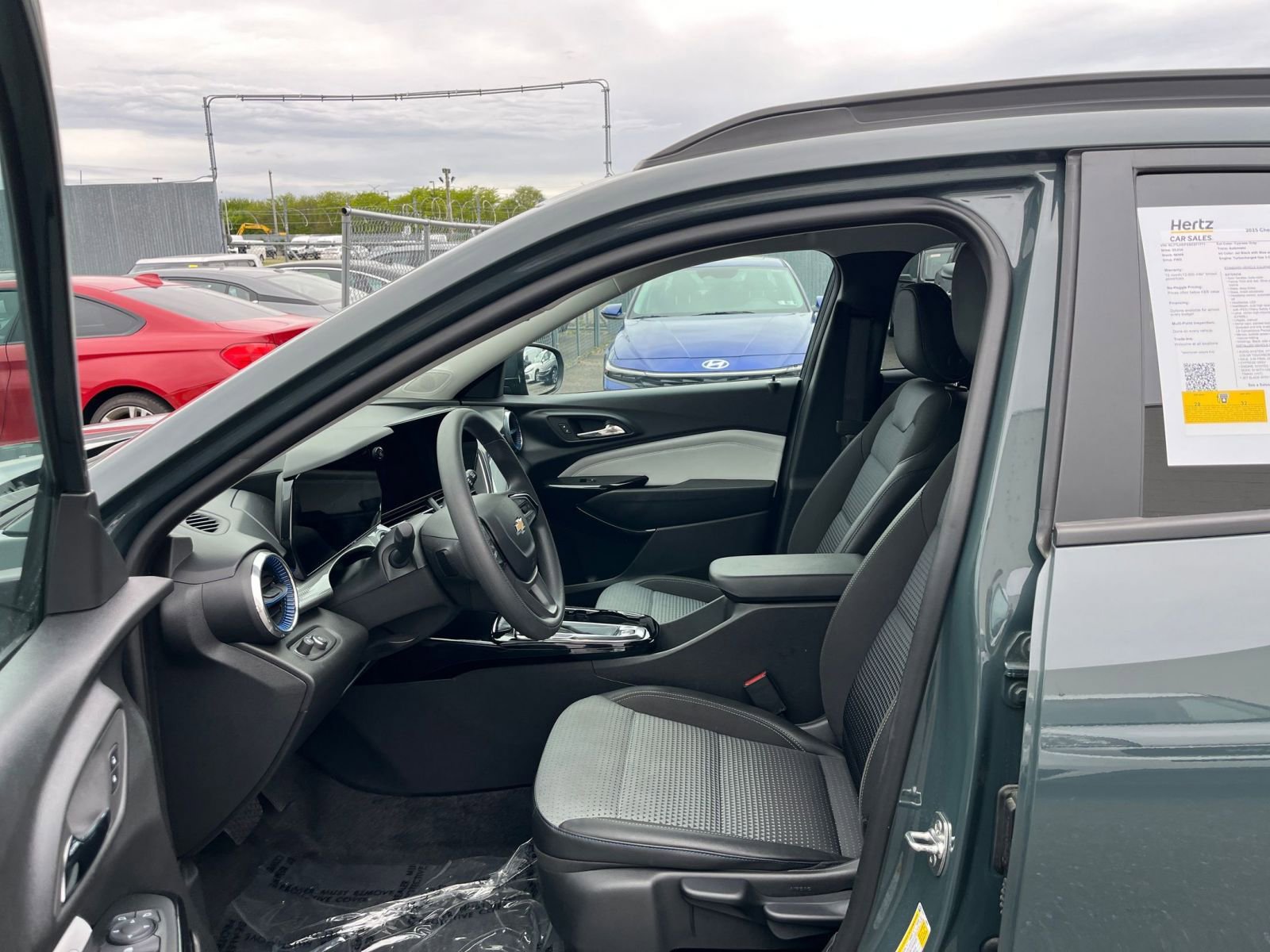 Used 2025 Chevrolet Trax LT FWD image 27