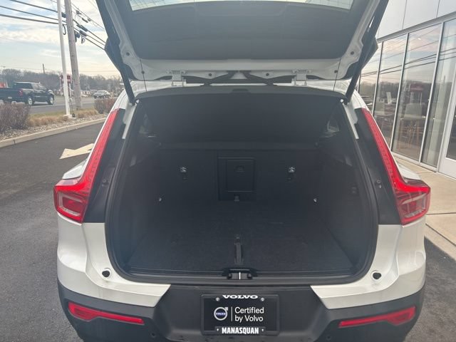 Certified 2025 Volvo XC40 B5 Plus AWD/4WD image 11