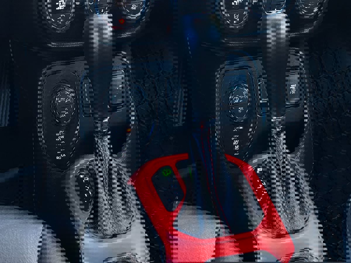 Used 2016 Jeep Renegade Trailhawk w/ Premium Trailhawk Package image 28