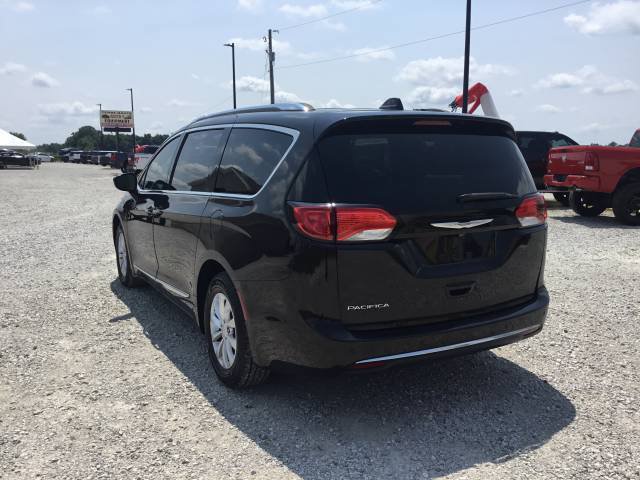 Used 2018 Chrysler Pacifica Touring-L w/ Premium Audio Group FWD image 5