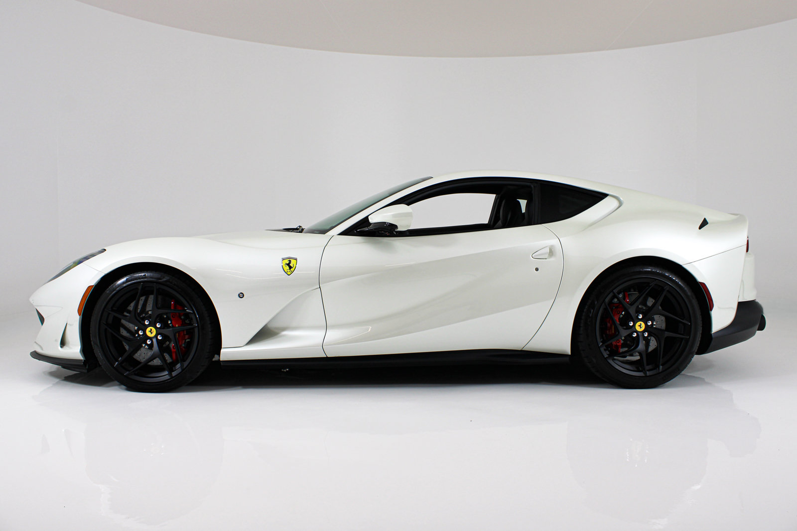 Used 2020 Ferrari 812 Superfast RWD image 3