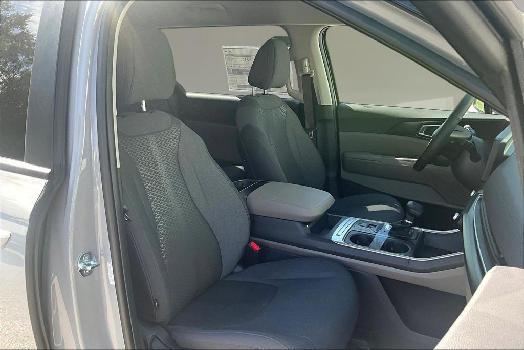 New 2027 Kia Carnival LX FWD image 11