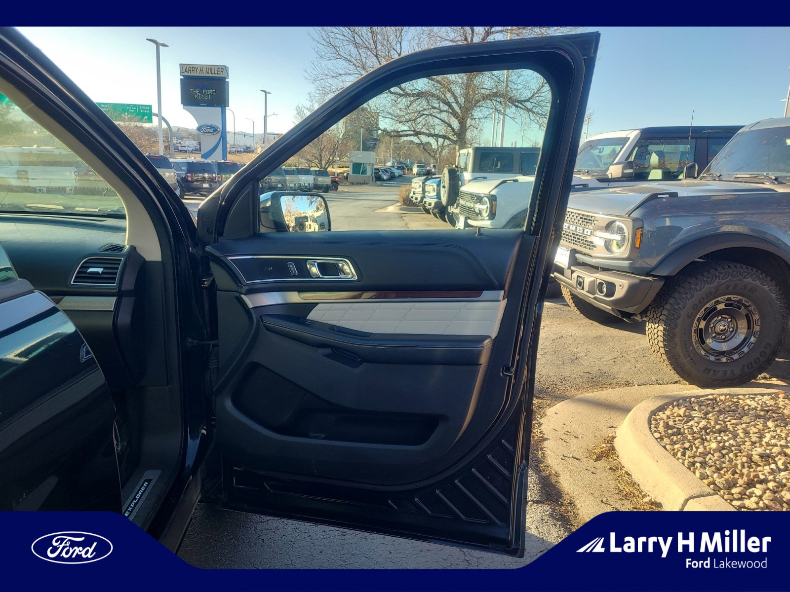 Used 2016 Ford Explorer Platinum image 16