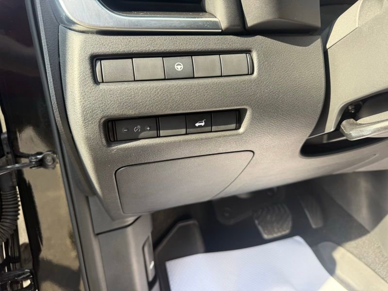 Used 2022 Nissan Rogue SV w/ SV Premium Package image 12