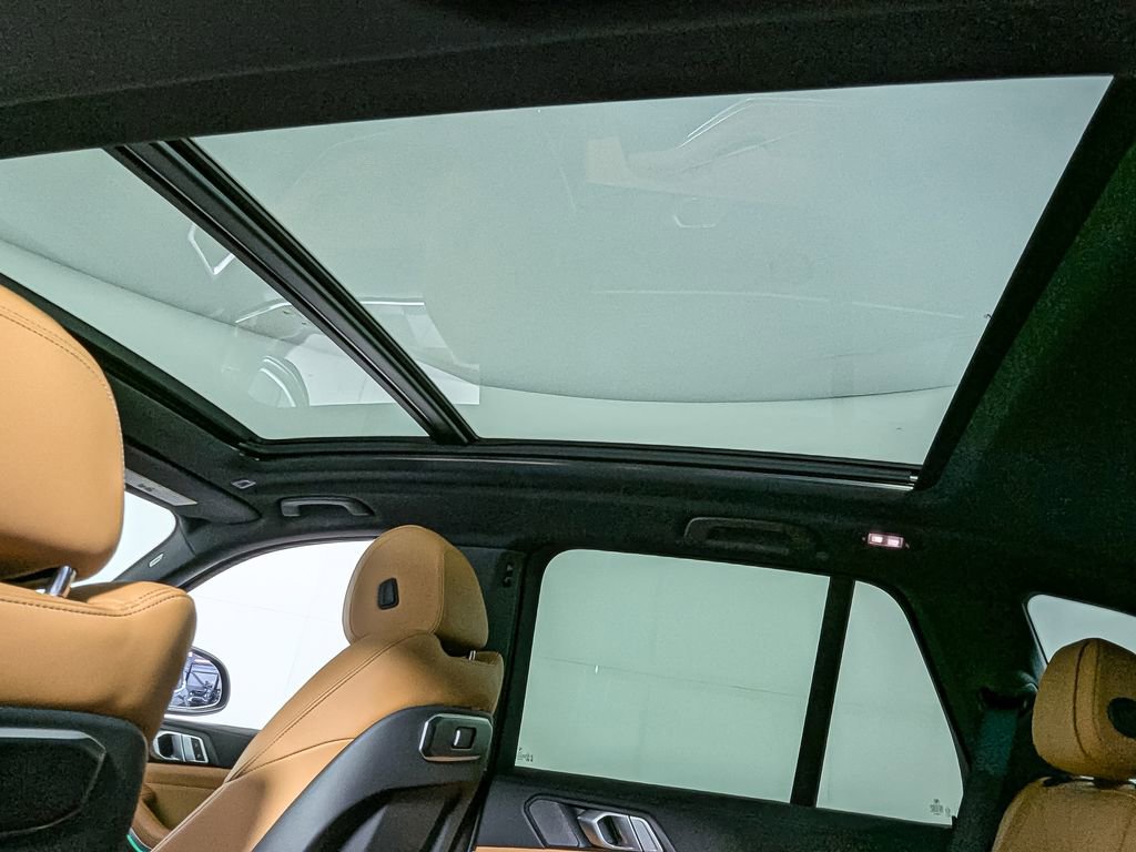 Used 2025 BMW X5 xDrive50e w/ Premium Package image 12
