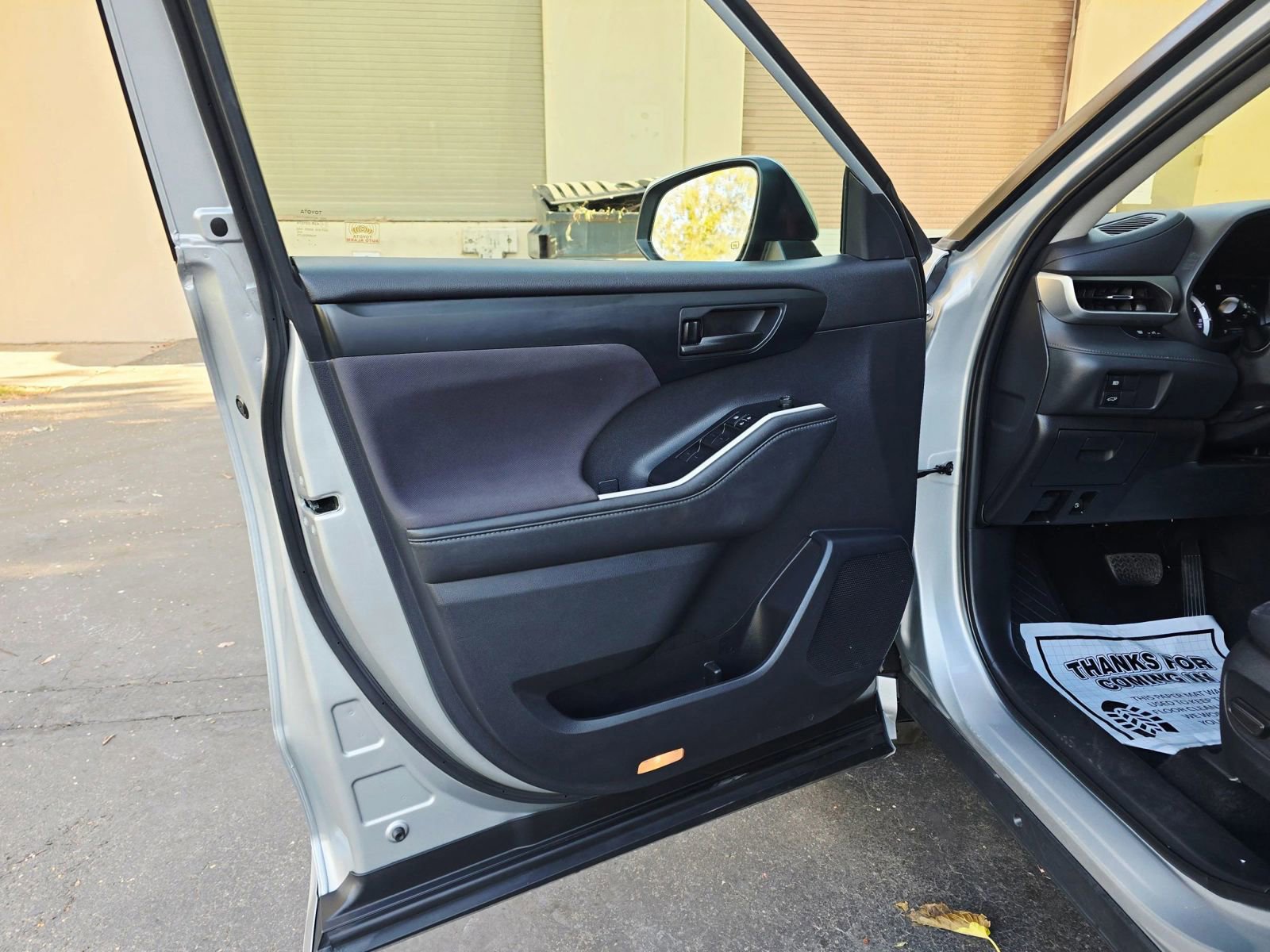 Used 2020 Toyota Highlander LE FWD image 9