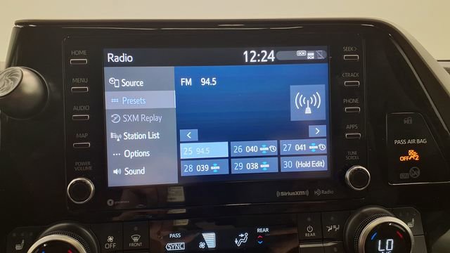 Used 2020 Toyota Highlander XLE image 28