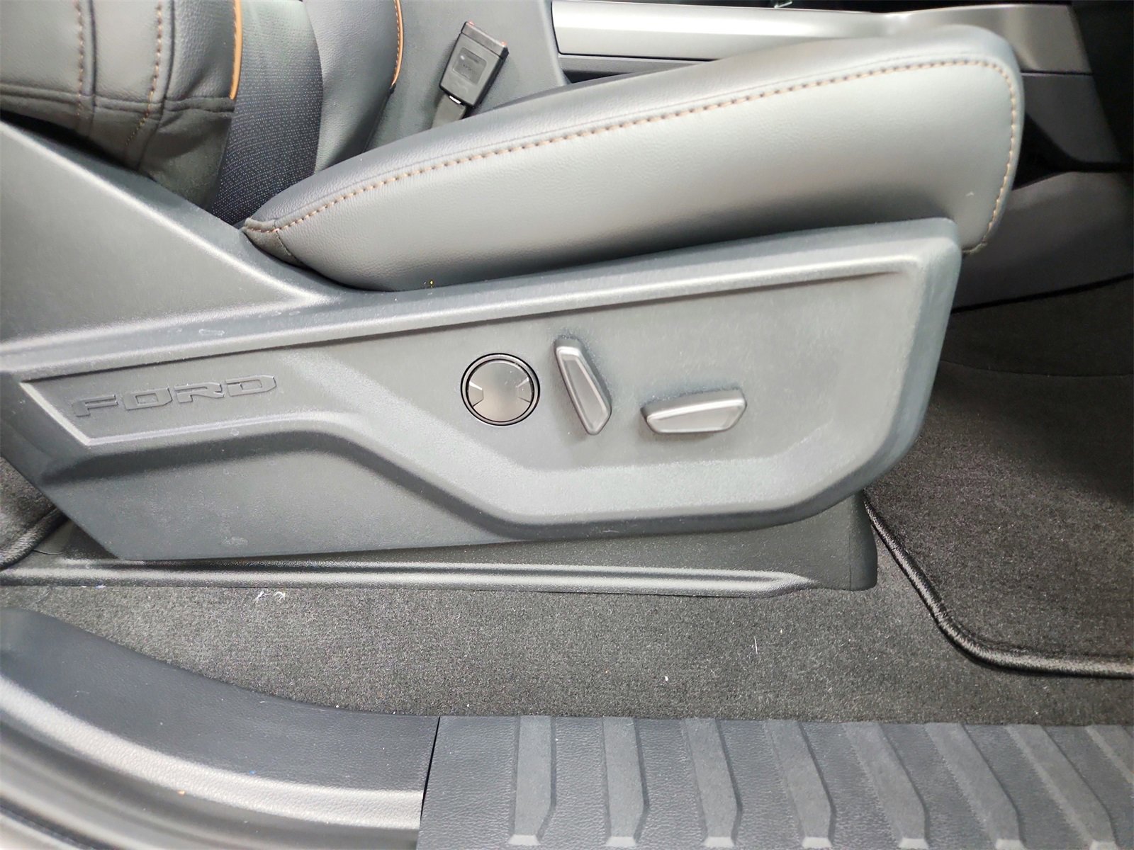 New 2026 Ford F350 Lariat w/ Black Appearance Package image 36