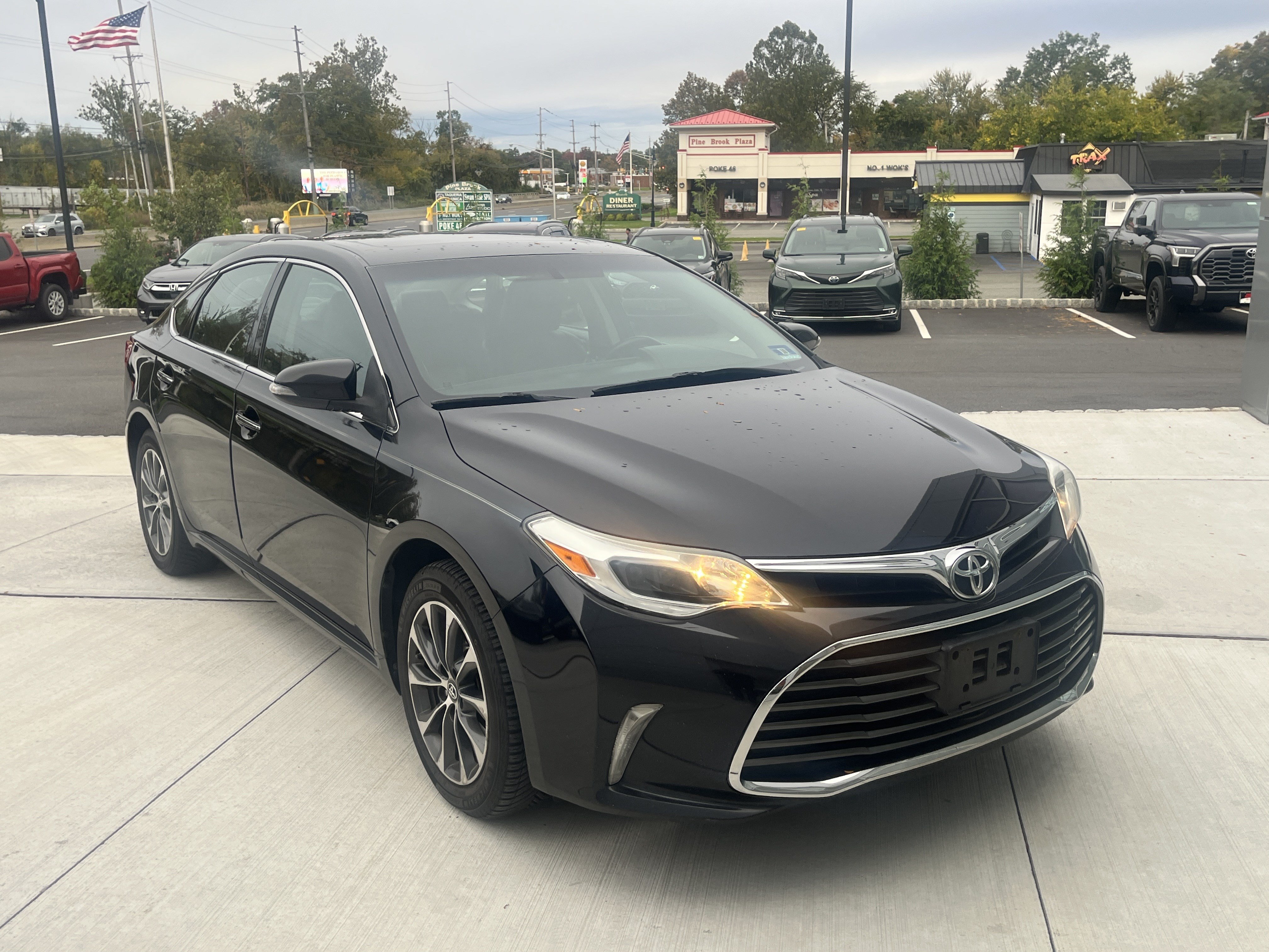 Used 2016 Toyota Avalon XLE Plus FWD image 2