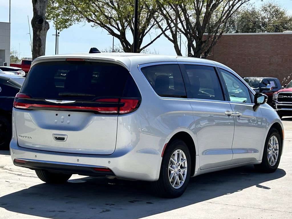 Used 2024 Chrysler Pacifica Touring-L image 4