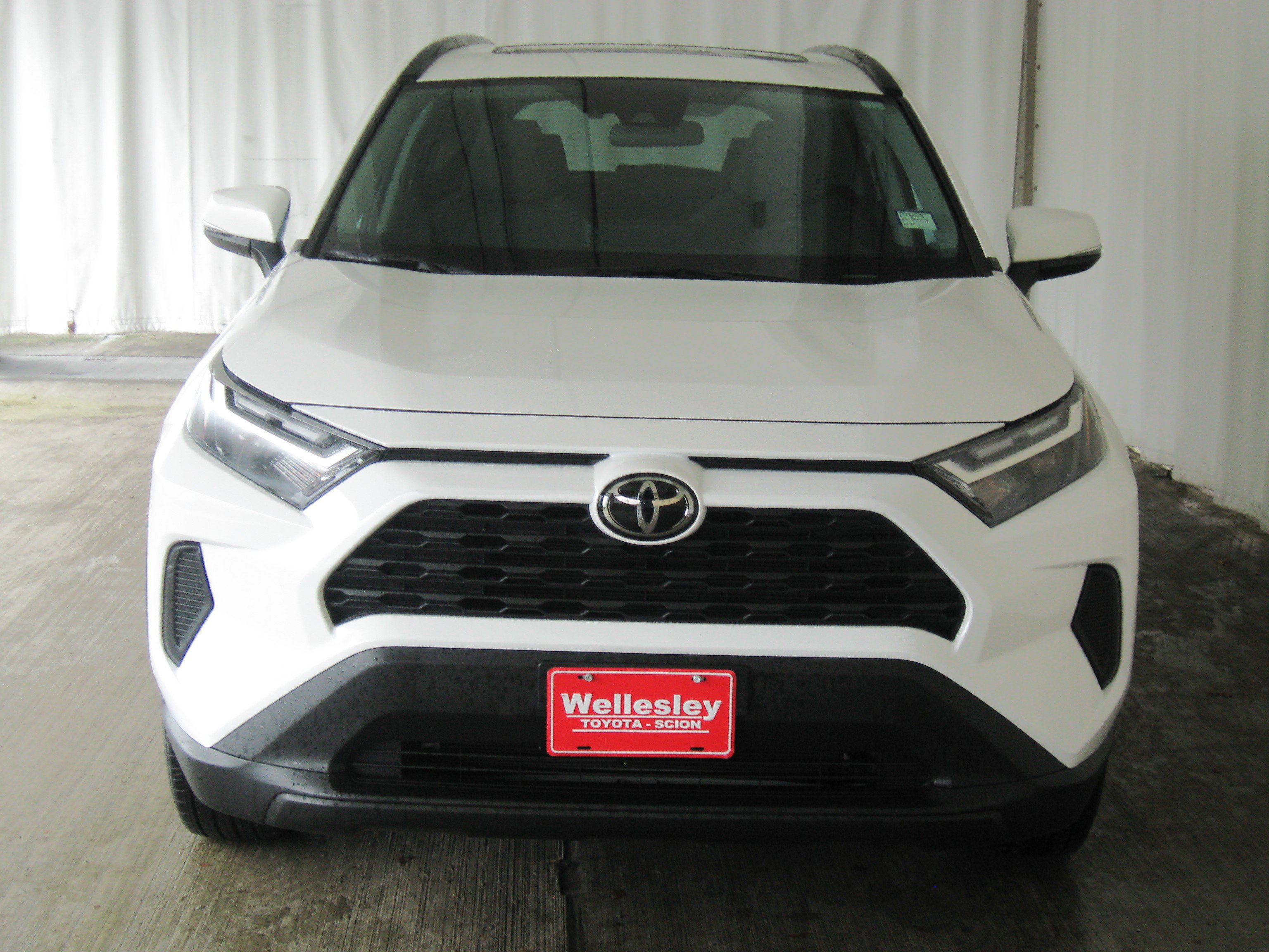 Used 2022 Toyota RAV4 XLE image 4