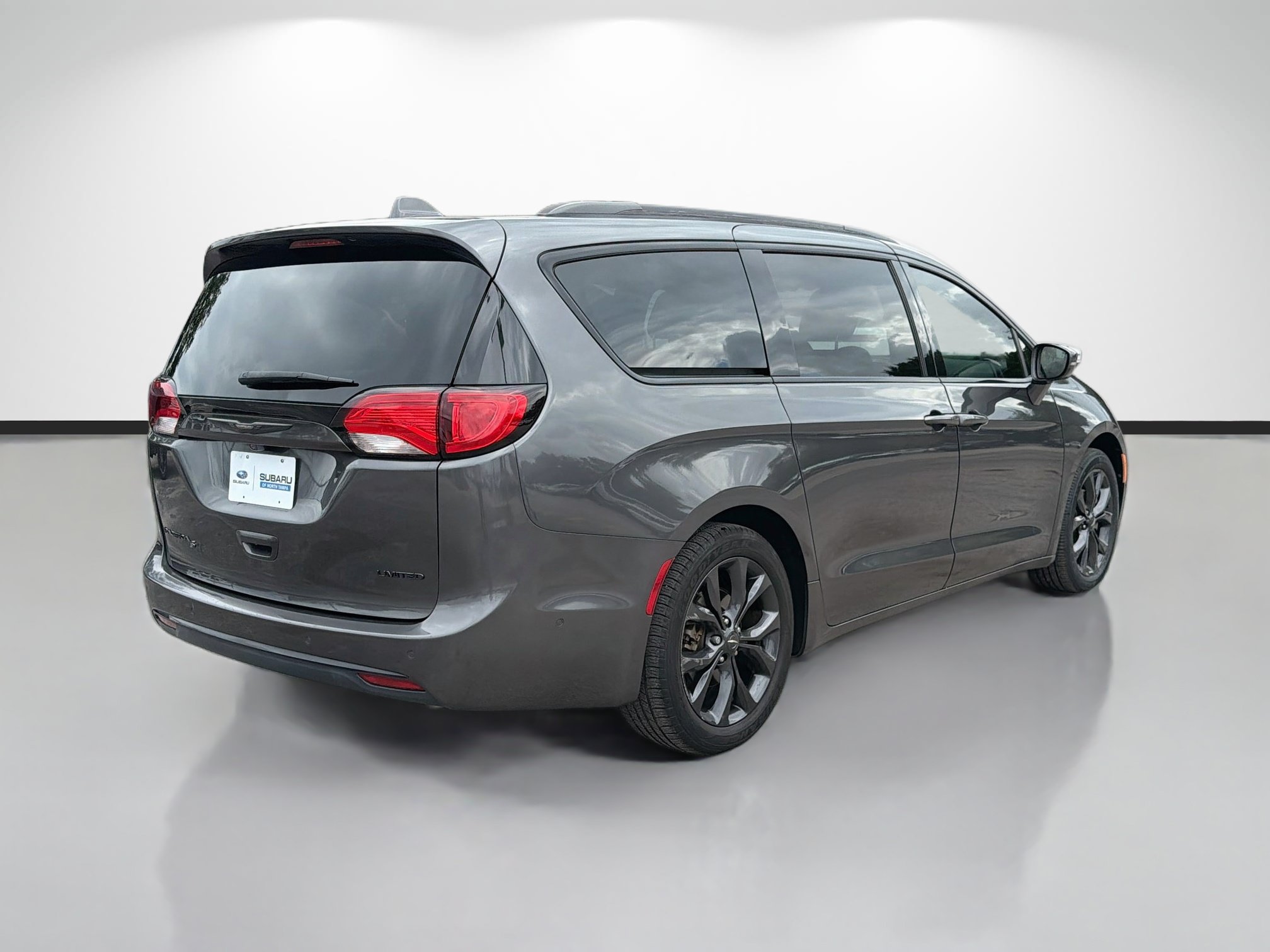 Used 2019 Chrysler Pacifica Limited w/ Advanced Safetytec Group FWD image 3