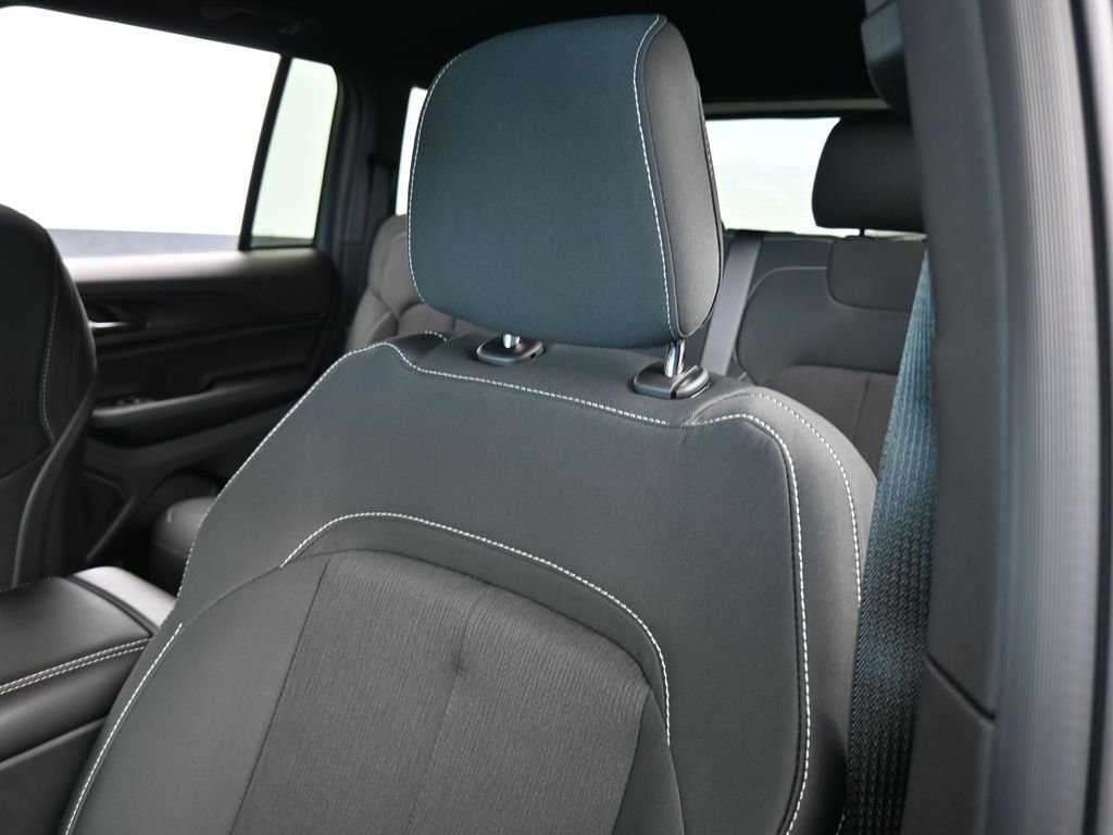 Used 2025 Jeep Grand Cherokee Laredo image 16