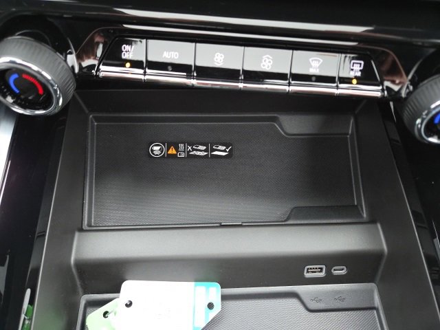 Used 2025 Chevrolet Suburban RST image 17