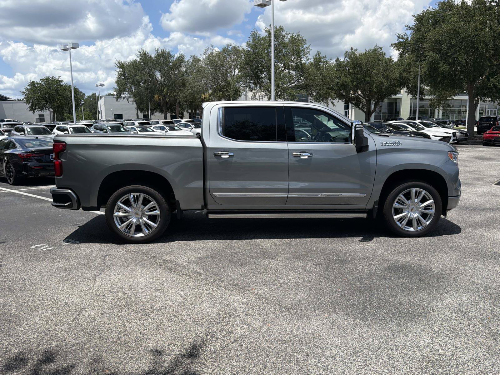 Used 2024 Chevrolet Silverado 1500 High Country w/ High Country Premium Package AWD/4WD image 3