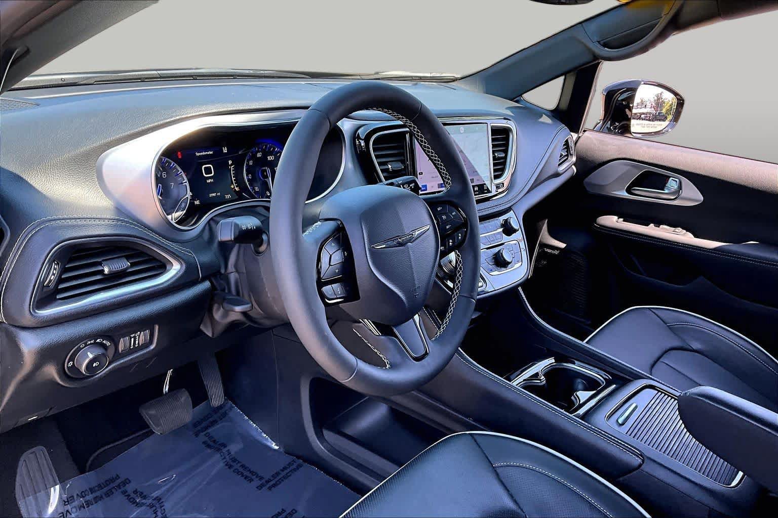 Used 2026 Chrysler Pacifica Limited w/ Uconnect Theater Family Group FWD image 17