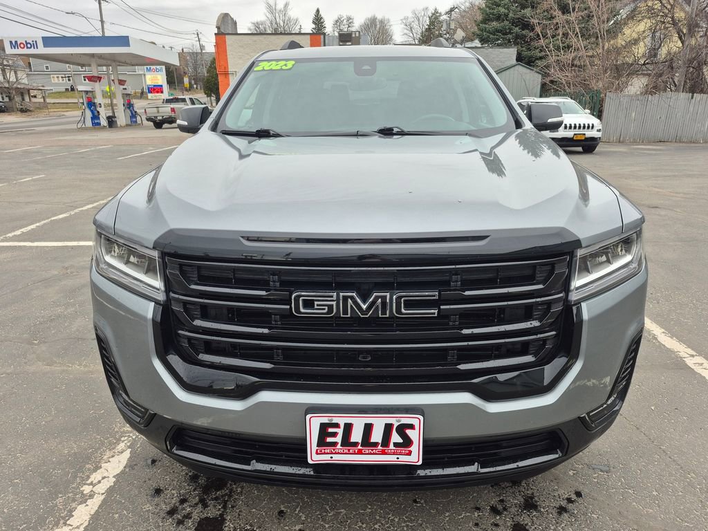 Used 2023 GMC Acadia SLE w/ Driver Convenience Package image 2