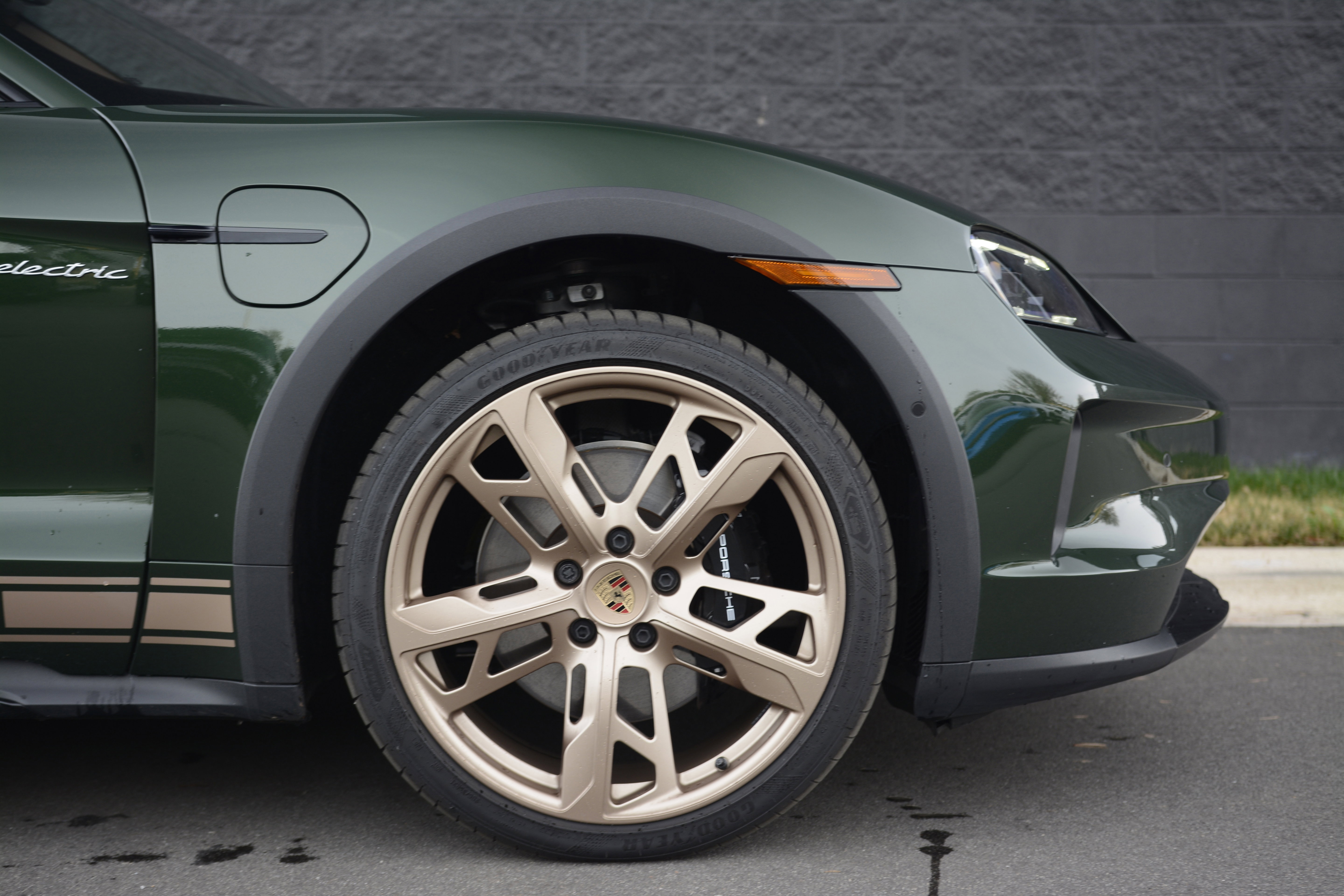 Certified 2025 Porsche Taycan 4 Cross Turismo AWD/4WD image 11