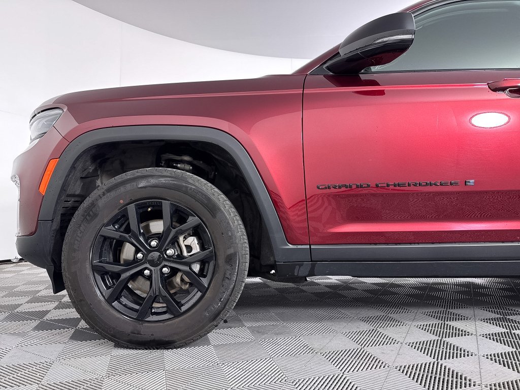 Used 2025 Jeep Grand Cherokee Altitude AWD/4WD image 22