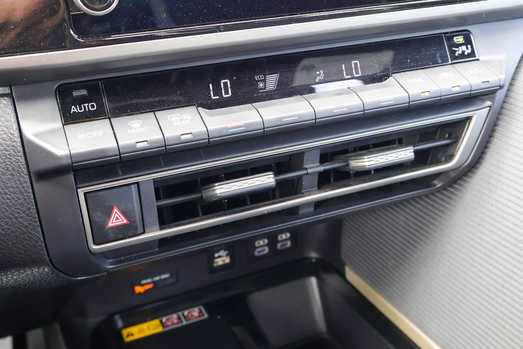 Used 2025 Toyota Camry SE FWD image 15