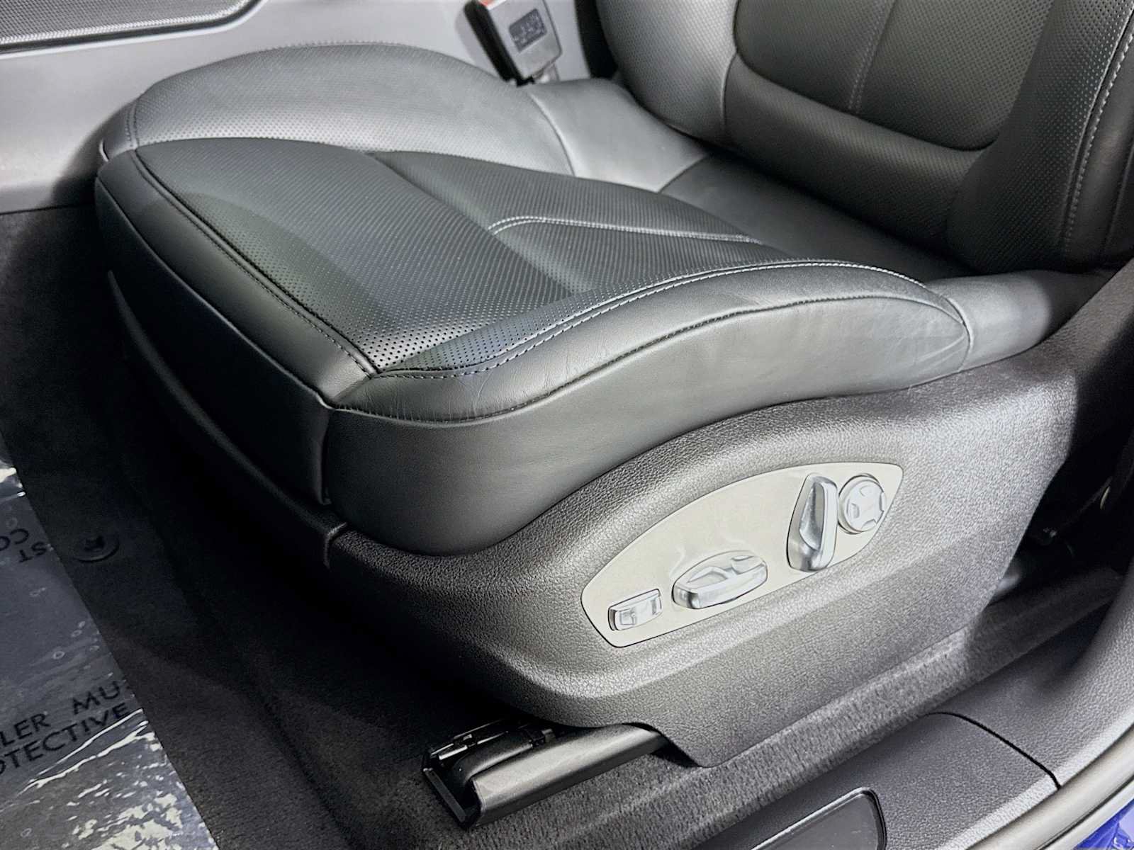 Certified 2026 Porsche Macan AWD/4WD image 13
