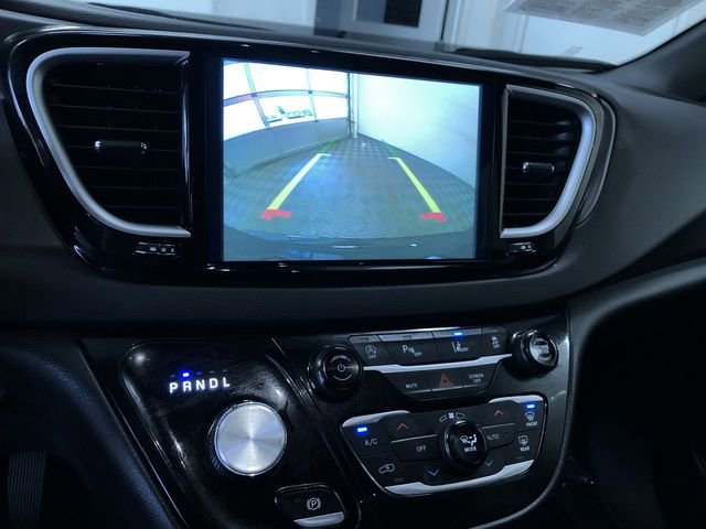 Used 2025 Chrysler Pacifica Select image 20