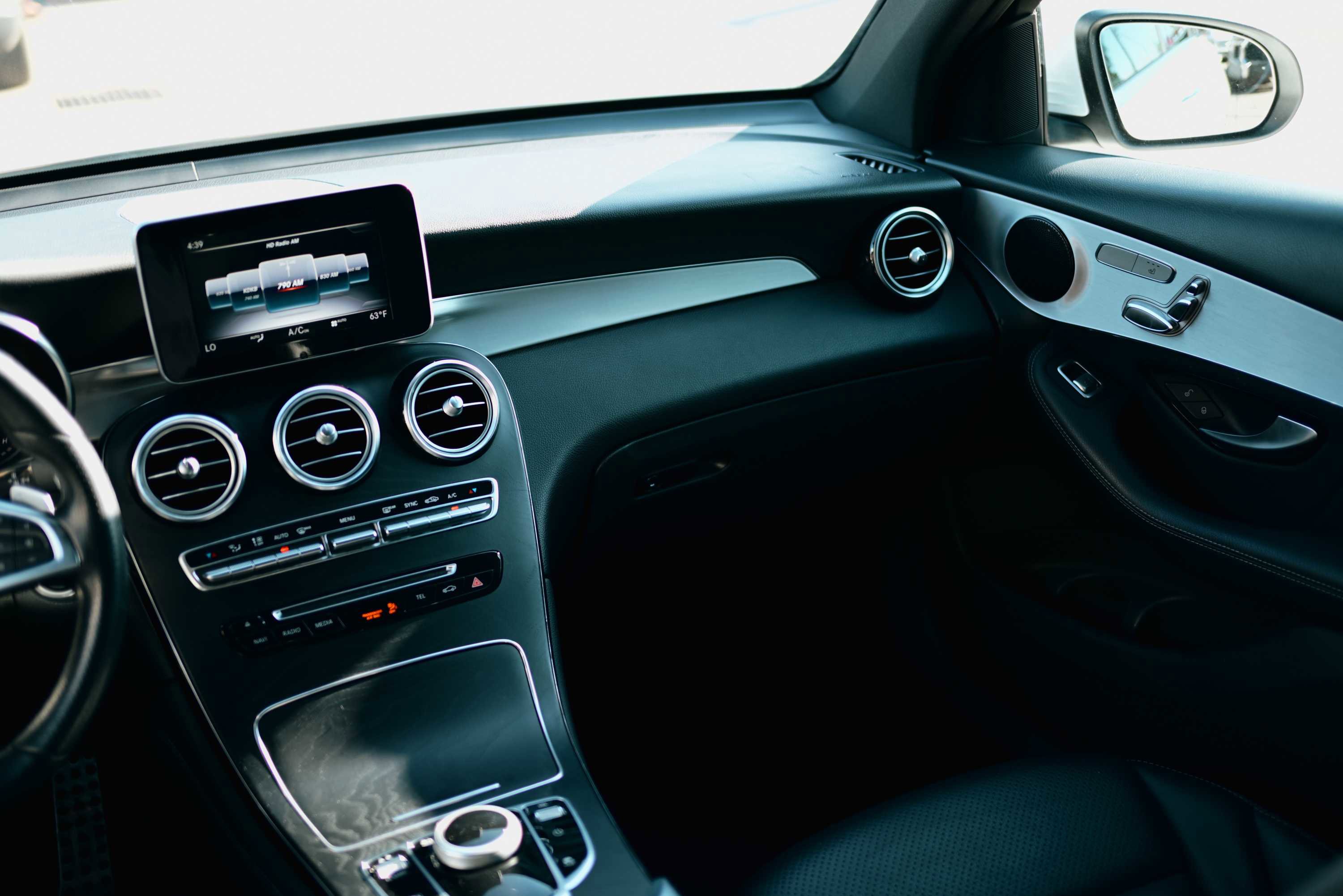 Used 2019 Mercedes-Benz GLC 300 w/ AMG Line image 10