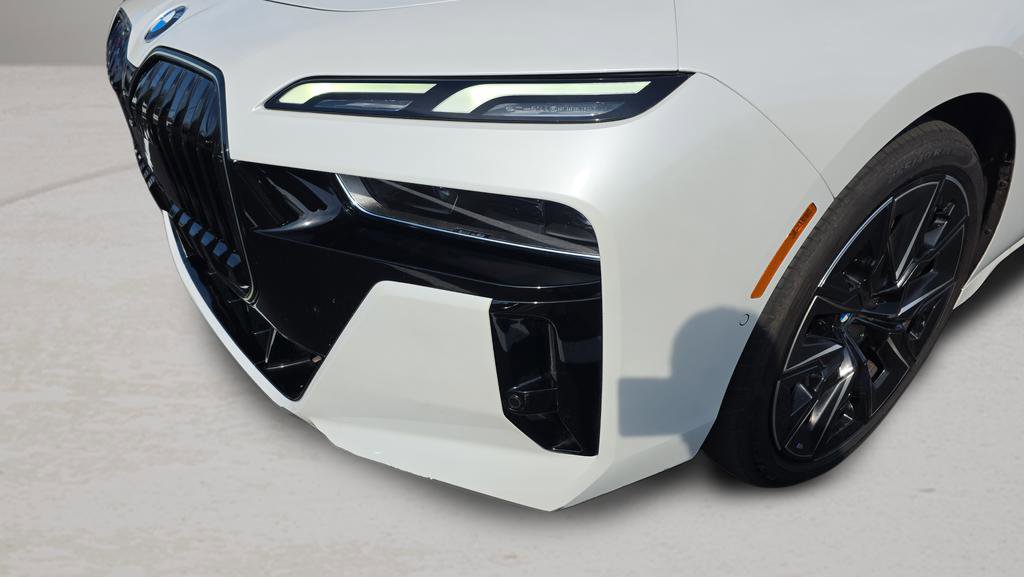 Used 2025 BMW 760i xDrive w/ Premium Package image 9