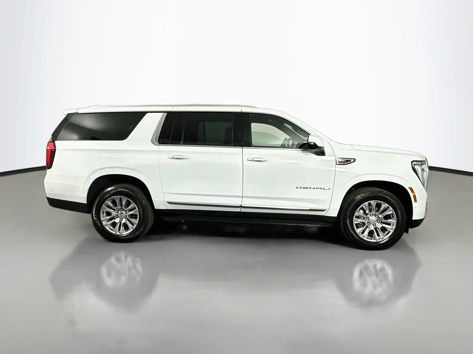 Used 2025 GMC Yukon XL Denali AWD/4WD image 9