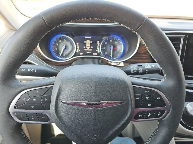 Used 2022 Chrysler Pacifica Limited w/ Uconnect Theater Family Group image 21