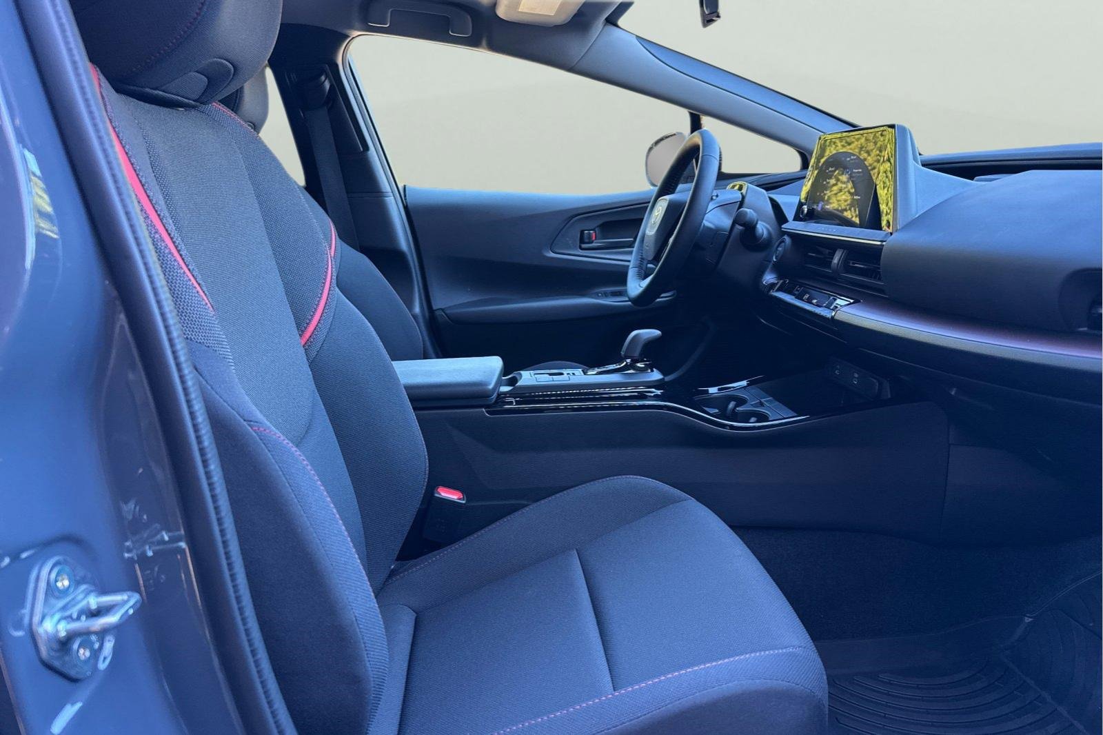 Certified 2025 Toyota Prius SE image 21