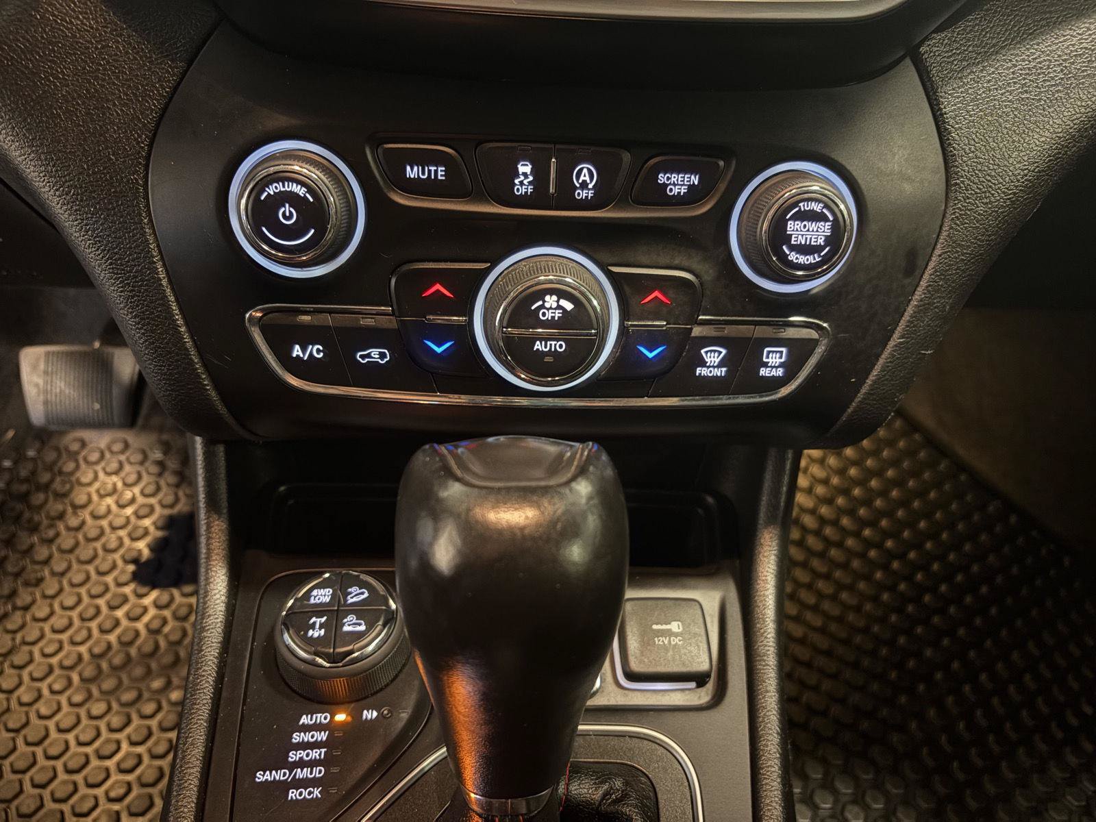 Used 2021 Jeep Cherokee Trailhawk w/ Sun, Sound & Nav Group AWD/4WD image 26