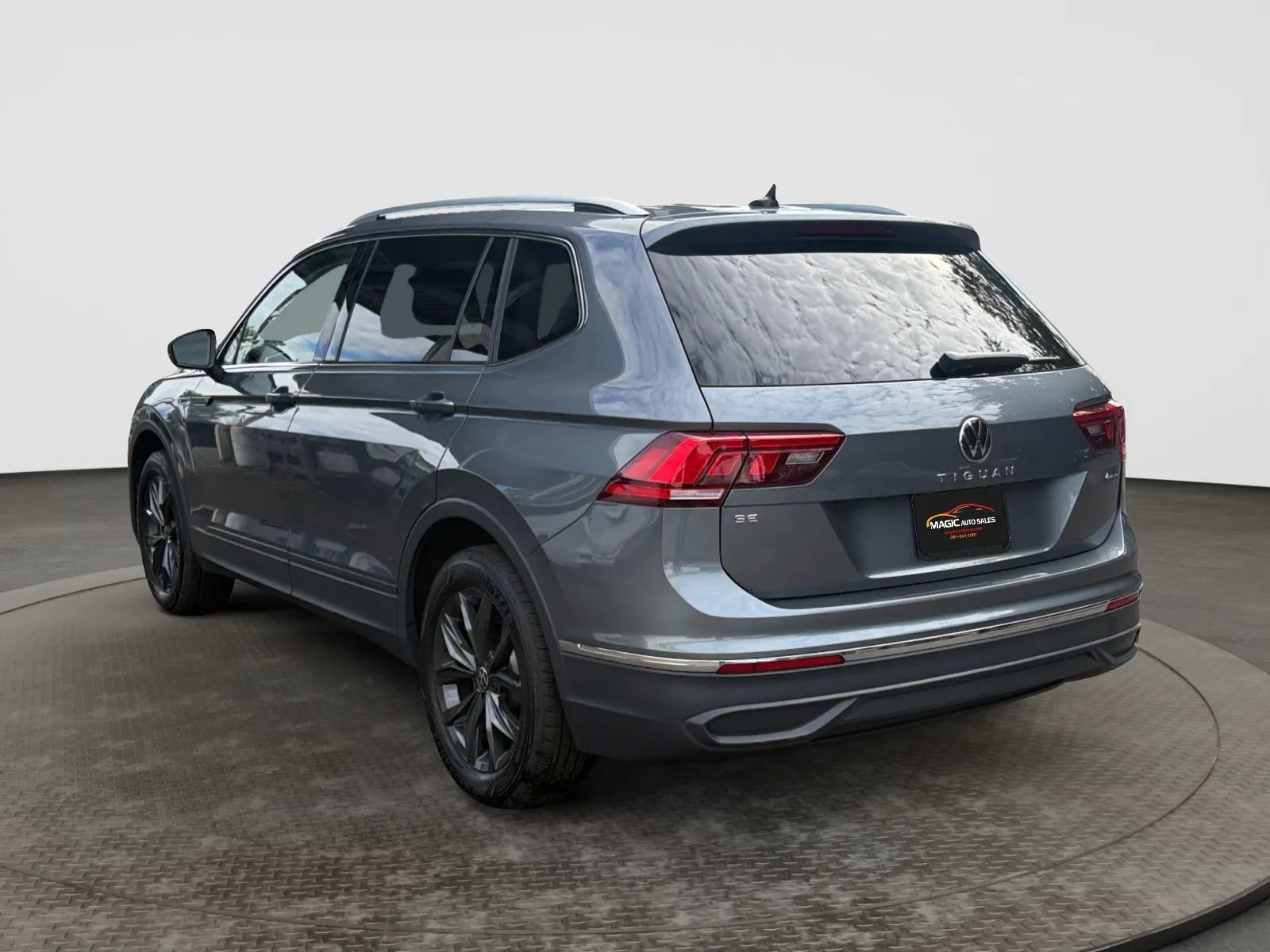 Used 2024 Volkswagen Tiguan SE w/ Panoramic Sunroof Package AWD/4WD image 8