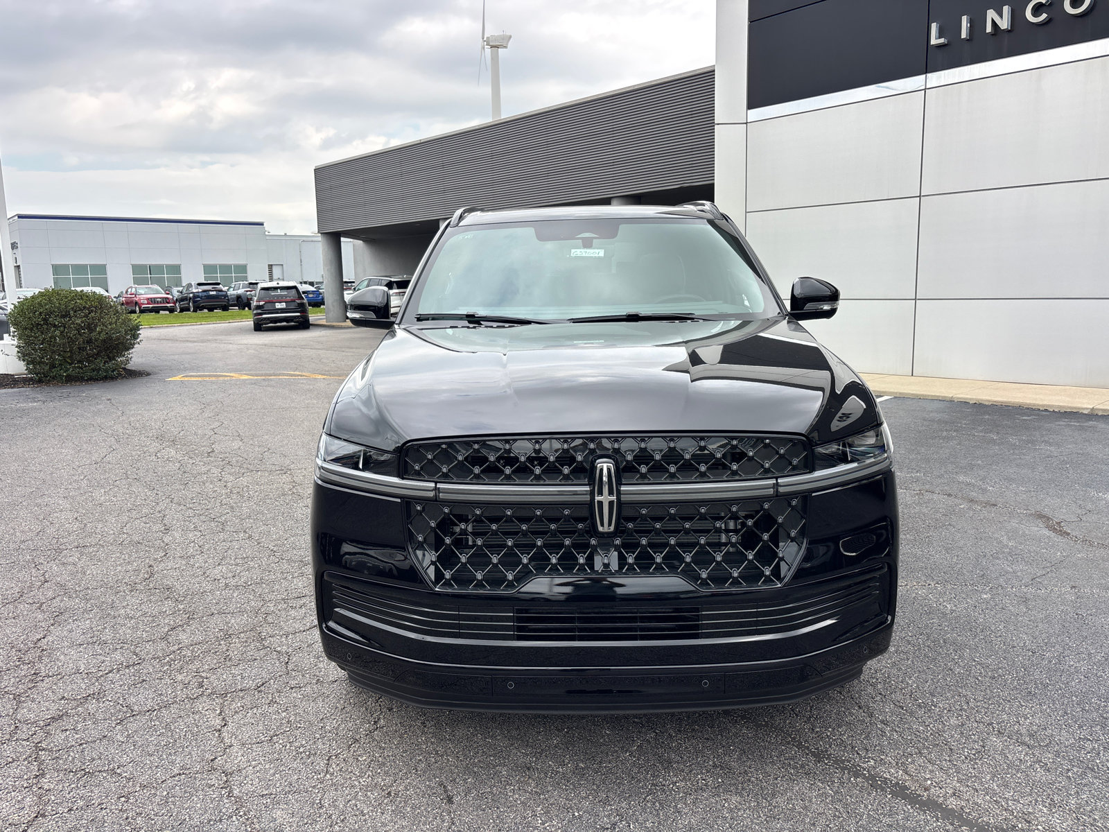 New 2027 Lincoln Navigator Reserve w/ Jet Appearance Package AWD/4WD image 2
