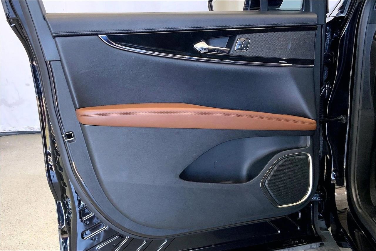 Used 2023 Lincoln Nautilus Reserve w/ Monochromatic Package image 25