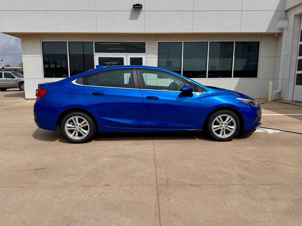 Used 2017 Chevrolet Cruze LT image 2