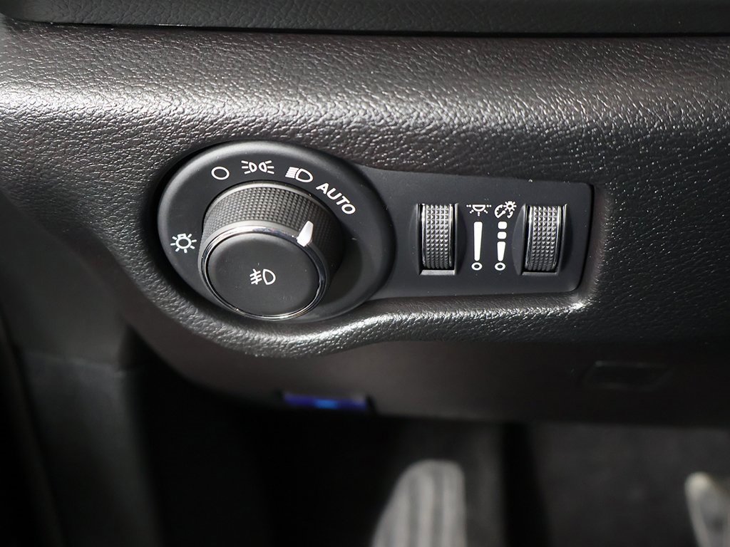 Used 2025 Chrysler Pacifica Select image 34