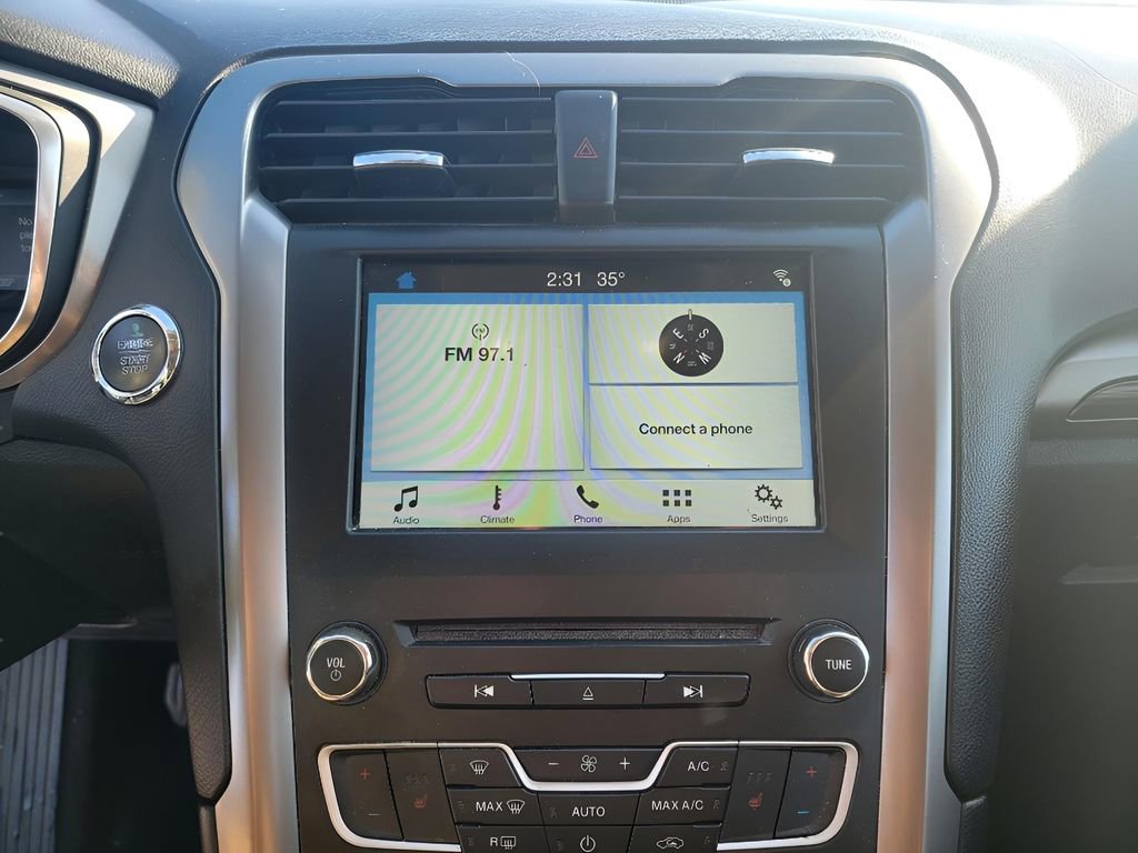 Used 2017 Ford Fusion SE w/ Fusion SE Technology Package image 18