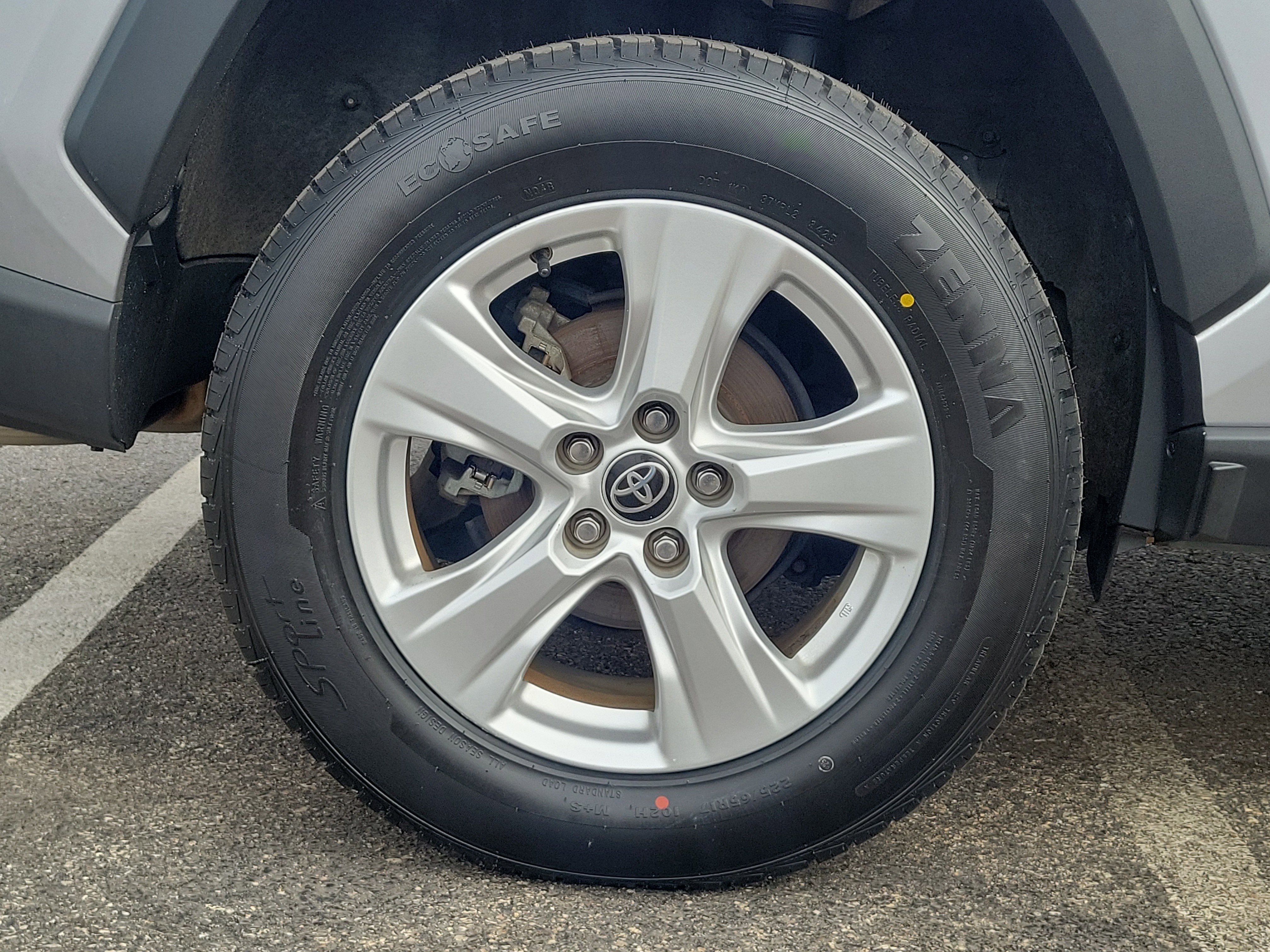 Used 2021 Toyota RAV4 XLE w/ Convenience Package image 5