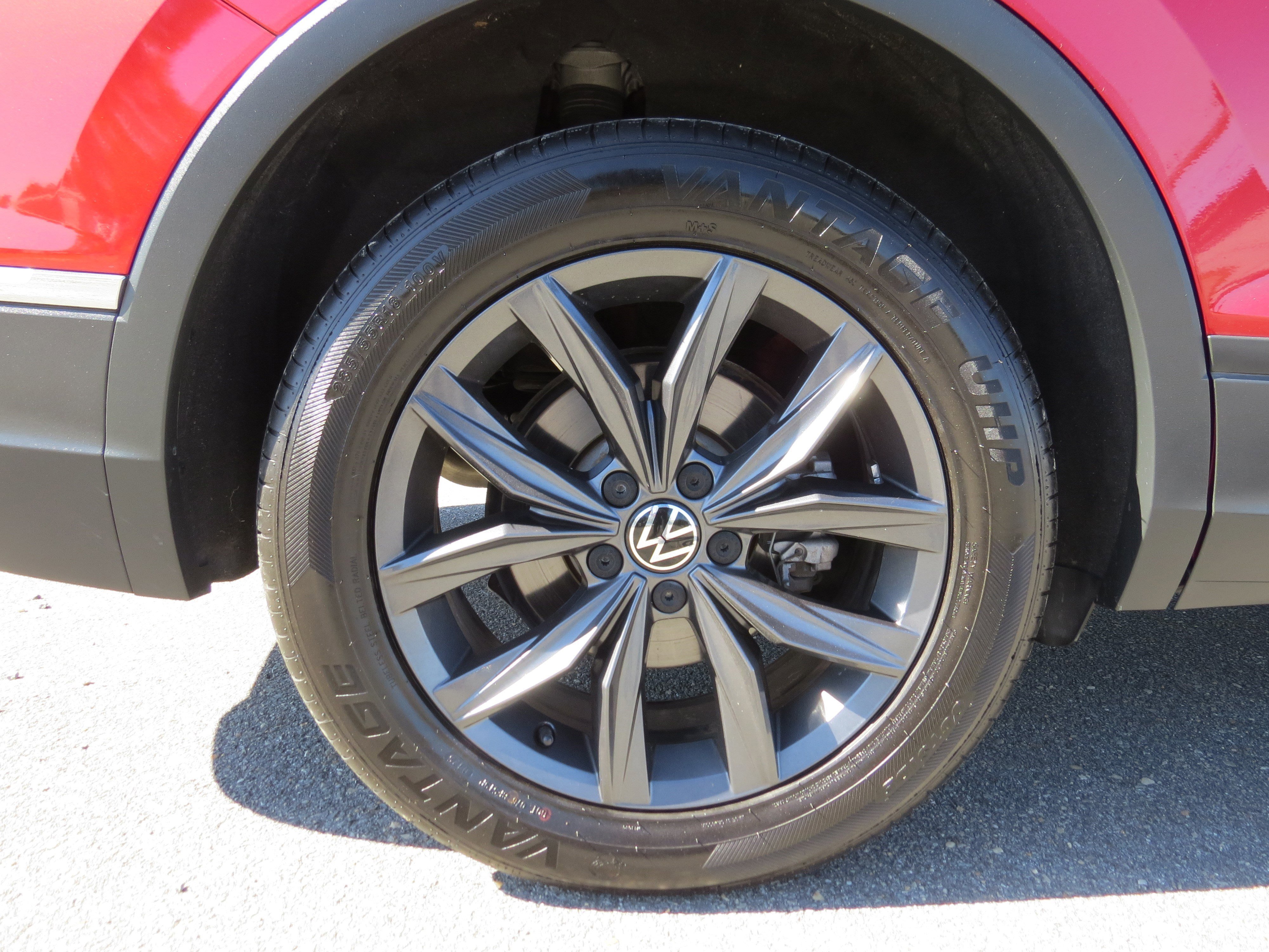 Used 2022 Volkswagen Tiguan SE w/ Panoramic Sunroof Package image 11