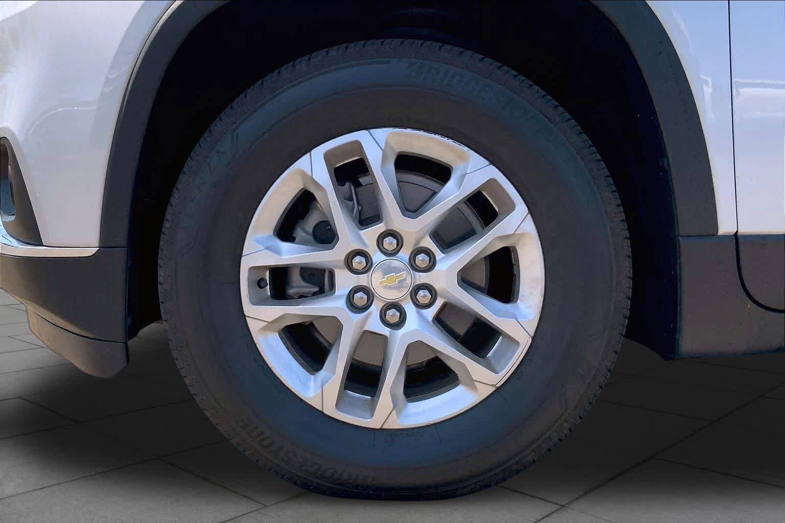Used 2021 Chevrolet Traverse LT FWD image 10