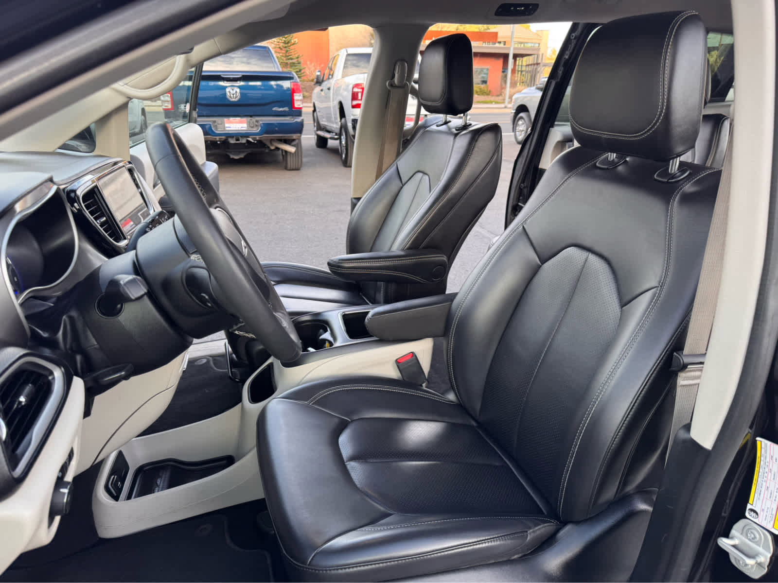 Used 2023 Chrysler Pacifica Touring-L image 9