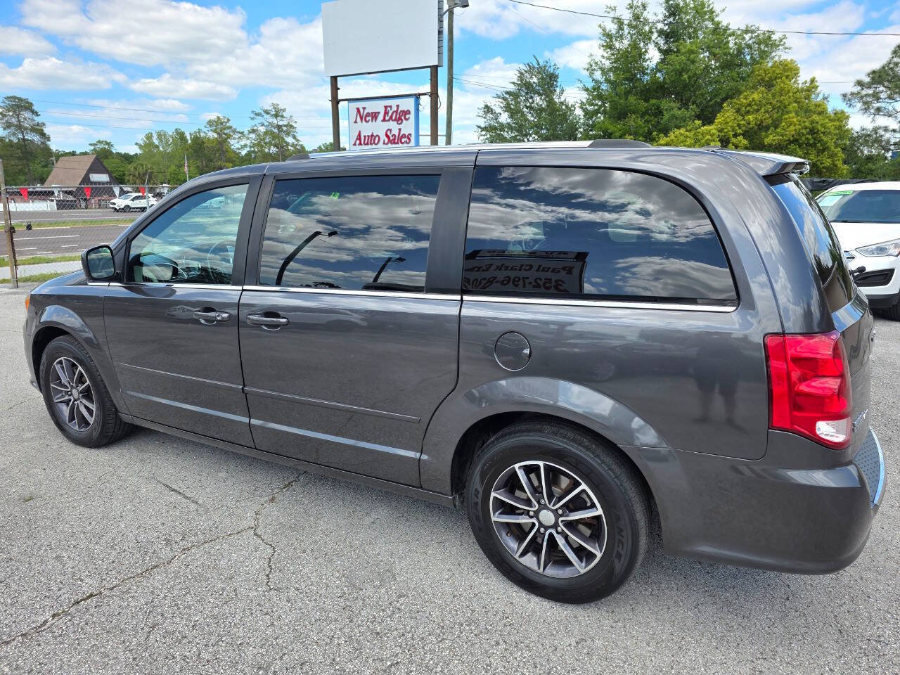 Used 2017 Dodge Grand Caravan SXT FWD image 2