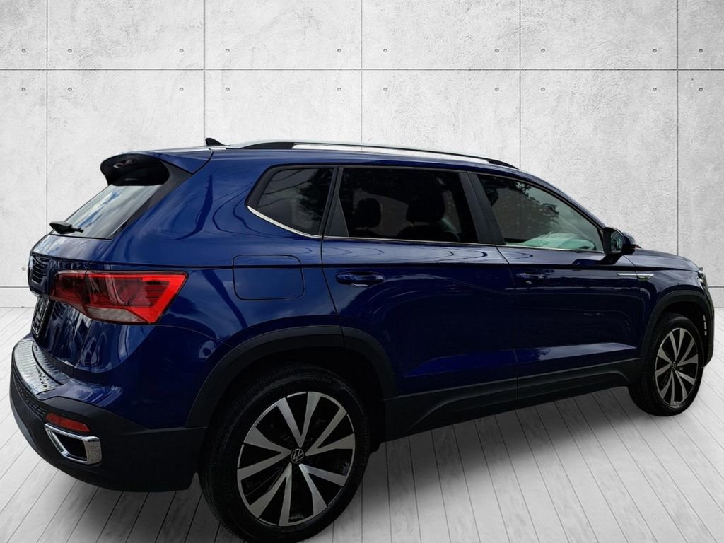 Used 2023 Volkswagen Taos SE w/ Panoramic Sunroof Package FWD image 5