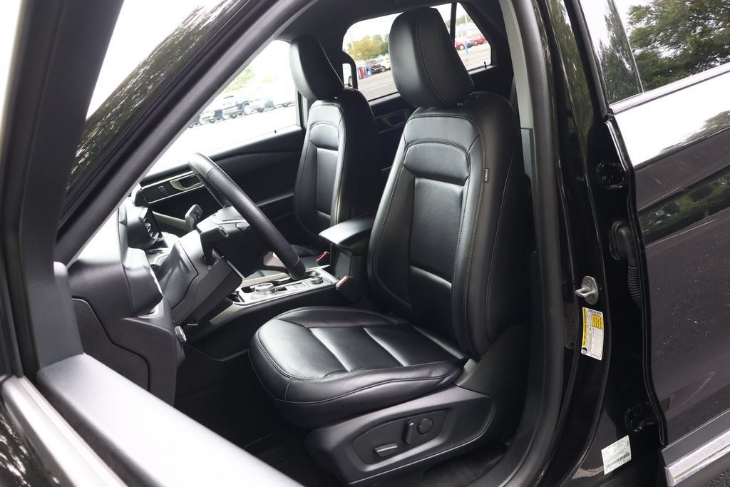 Used 2023 Ford Explorer XLT w/ Equipment Group 202A AWD/4WD image 32