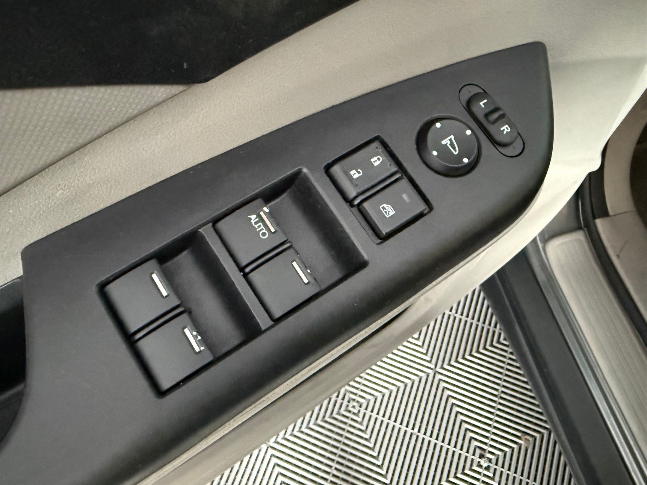 Used 2014 Honda CR-V LX image 11