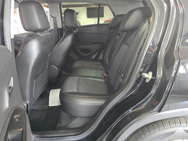 Used 2019 Chevrolet Trax LT w/ LT Convenience Package FWD image 11