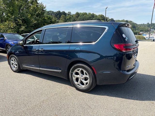 Used 2023 Chrysler Pacifica Limited FWD image 3