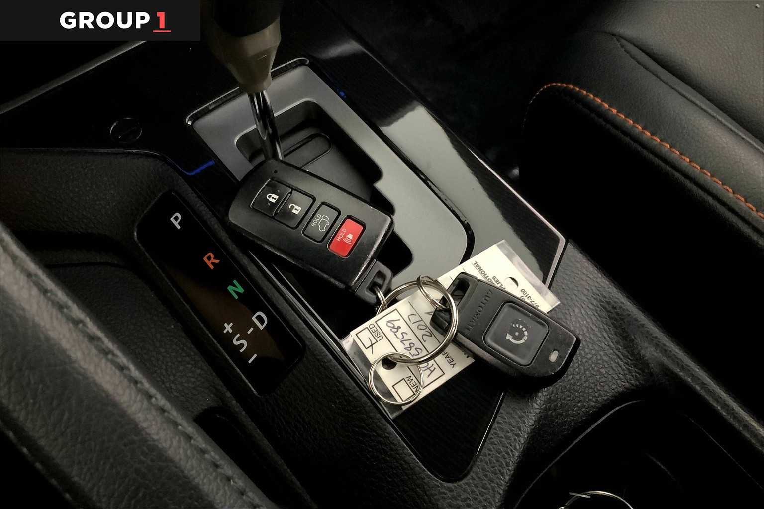 Used 2017 Toyota RAV4 SE image 14